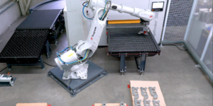 Roboter Belädt und Entlädt ARKU Entgratmaschine